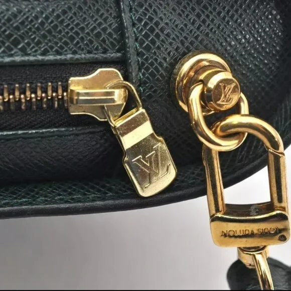 AUTHENTIC LOUIS VUITTON TAIGA BAIKAL GREEN LEATHER CLUTCH BAG - Picture 9 of 12